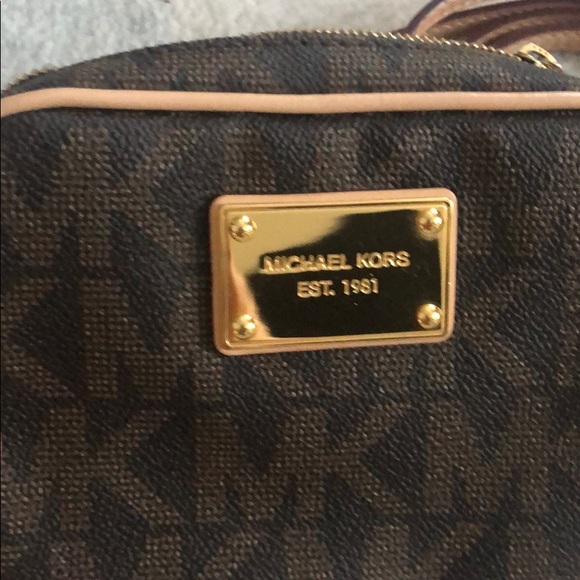 Michael Kors crossbody pouch - Picture 2 of 7